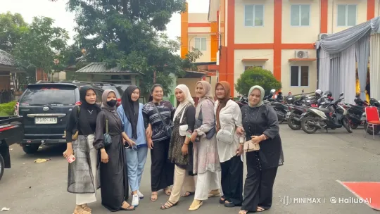 Women Practice Martial Arts in Courtyard – AI Generated Video | Hailuo AI