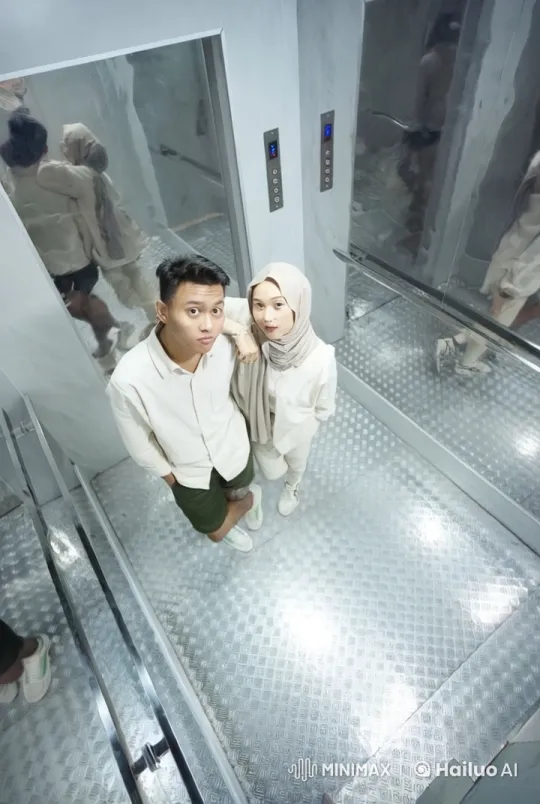 Couple's Energetic Kungfu Performance in Elevator – AI Generated Video | Hailuo AI