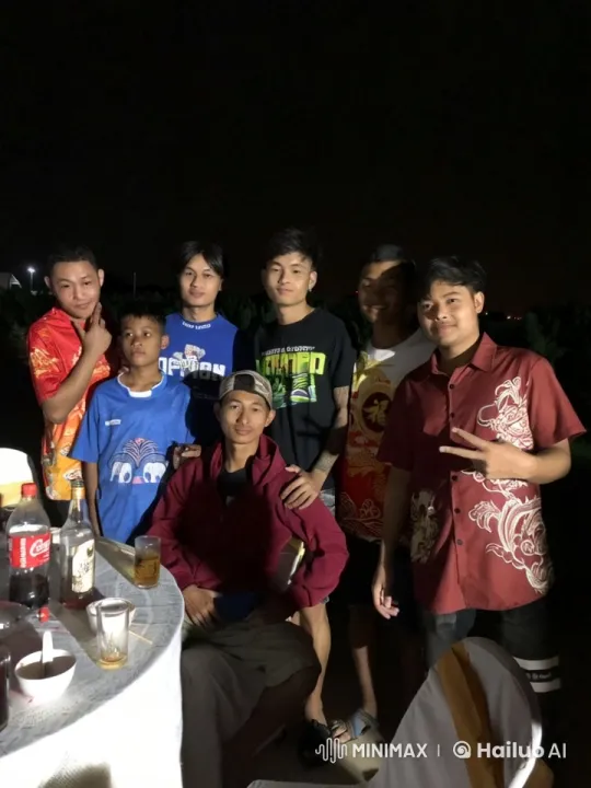 Nighttime Outdoor Party Photo with Friends – AI Generated Video | Hailuo AI