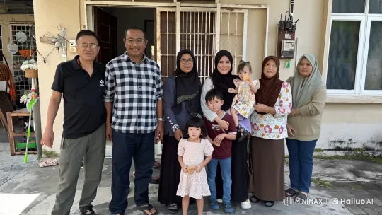 Family Poses for Photo, Then Breaks into Kungfu Moves – AI Generated Video | Hailuo AI