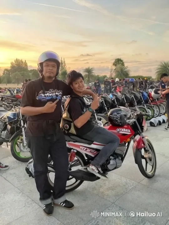 Golden Hour Motorcycle Meet with Camaraderie and Vibrant Display – AI Generated Video | Hailuo AI