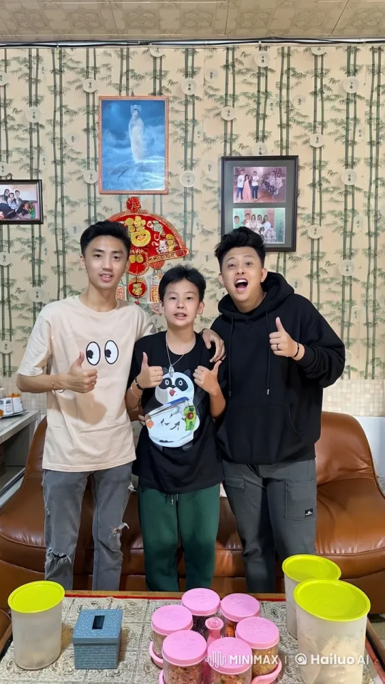 Friends in Cozy Living Room Pose – AI Generated Video | Hailuo AI