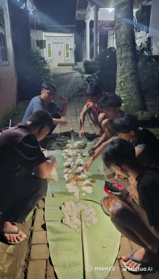 Young Men Enjoy Meal Before Dynamic Kungfu Display – AI Generated Video | Hailuo AI