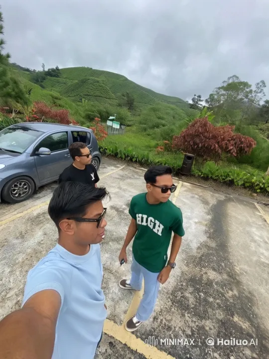 Friends Enjoy Kung Fu Display in Scenic Hills – AI Generated Video | Hailuo AI