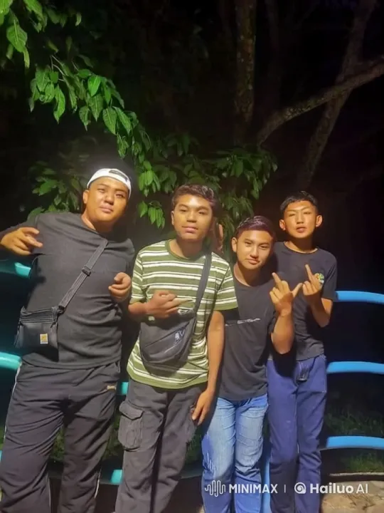 Young Group Performs Dynamic Kungfu in Nighttime Park Setting – AI Generated Video | Hailuo AI