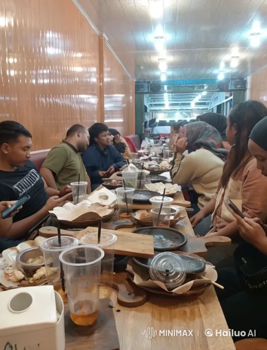 Martial Artist Surprises Diners with Impressive Kungfu Moves – AI Generated Video | Hailuo AI