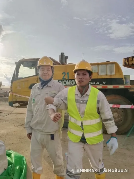 Construction Workers Playfully Simulate Fight – AI Generated Video | Hailuo AI