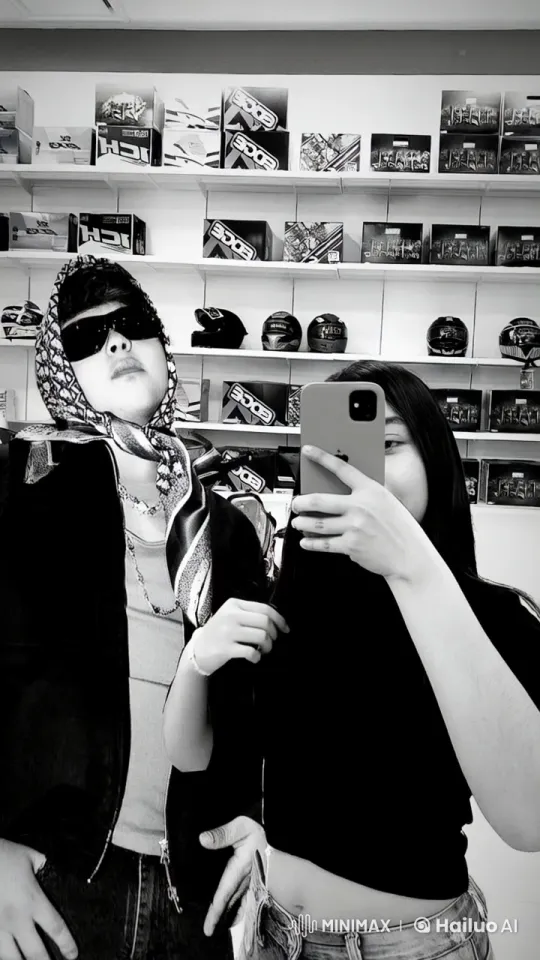 Couple Takes Selfie in Retail Store – AI Generated Video | Hailuo AI
