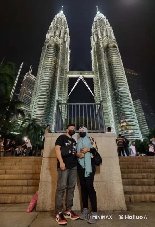 Nighttime Kung Fu Display at Petronas Towers – AI Generated Video | Hailuo AI