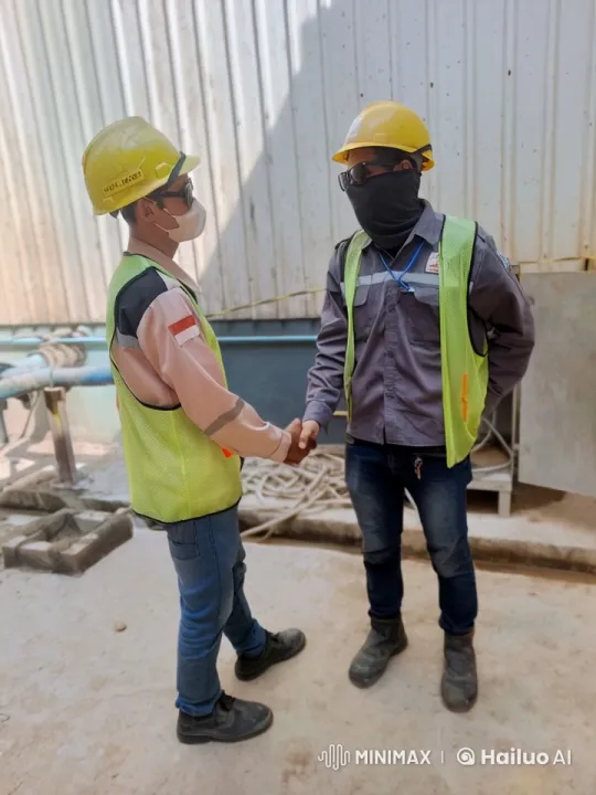 Construction Workers Engage in Kungfu Duel on Site – AI Generated Video | Hailuo AI