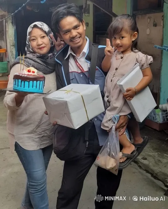 Family Celebrates with Kungfu Cake and Training – AI Generated Video | Hailuo AI