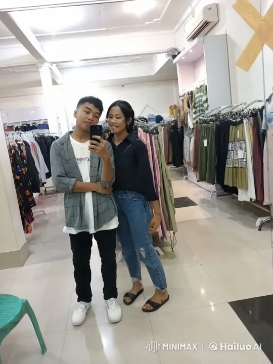 Kung Fu Practitioners Demonstrate Skills in Clothing Store – AI Generated Video | Hailuo AI