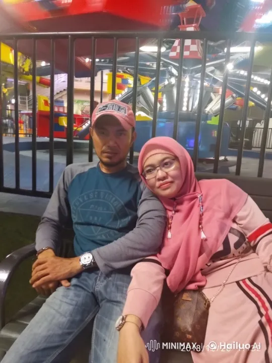 Couple Performs Intense Kung Fu in Amusement Park Setting – AI Generated Video | Hailuo AI