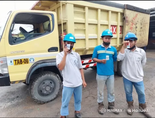 Construction Workers Perform Kung Fu in Urban Setting – AI Generated Video | Hailuo AI