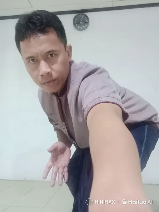 Solin's Impressive Kungfu Moves in Casual Attire – AI Generated Video | Hailuo AI