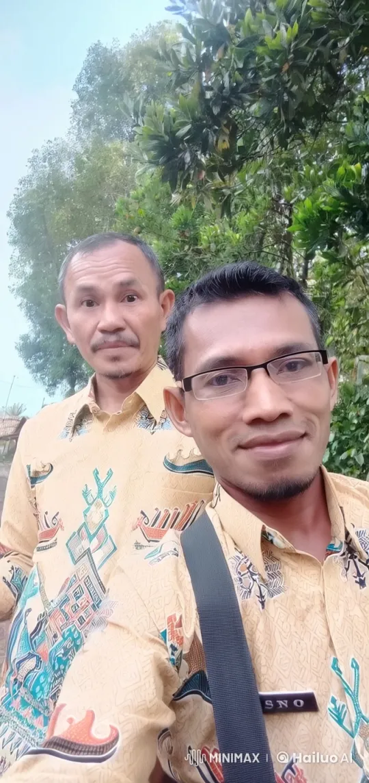 Outdoor Fight Scene in Lush Green Setting – AI Generated Video | Hailuo AI