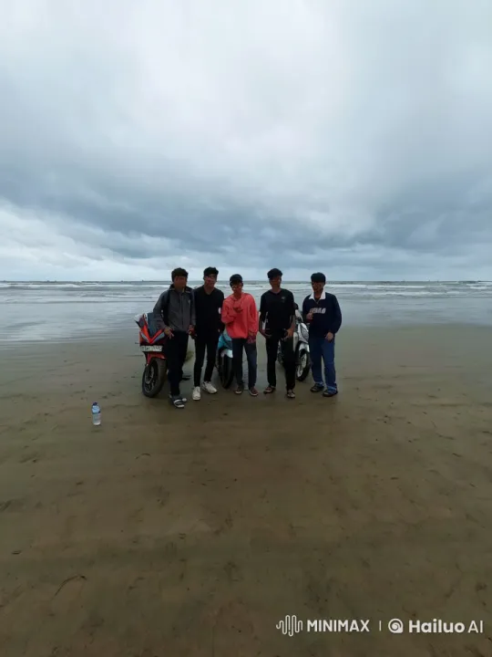 Friends Engage in Playful Kung Fu Fight on Beach – AI Generated Video | Hailuo AI