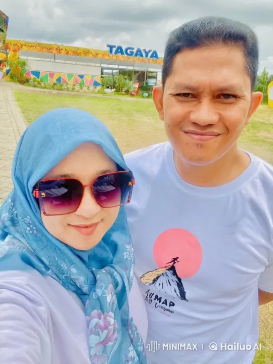 Joyful Dance and Affectionate Moments – AI Generated Video | Hailuo AI