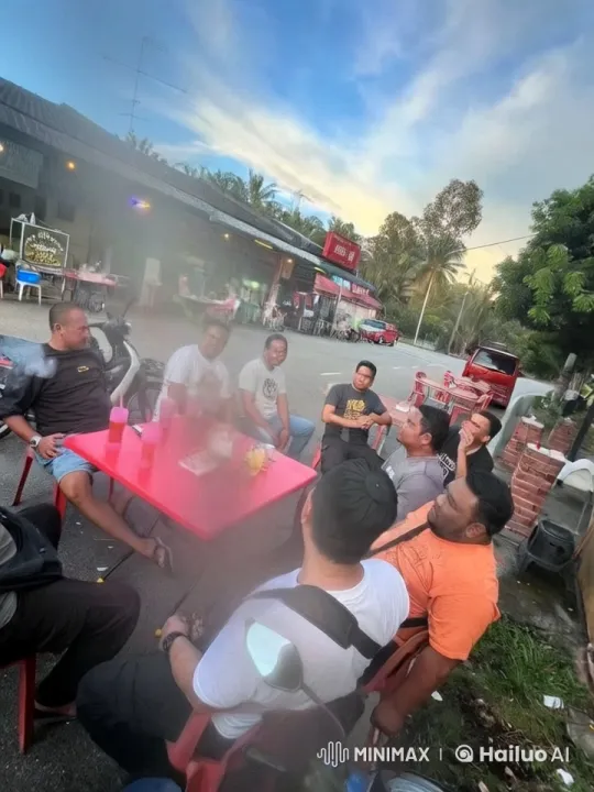 Street-side Kung Fu Display by Friends at Dusk – AI Generated Video | Hailuo AI
