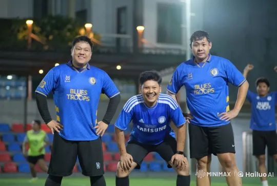 Footballers Engage in Playful Kungfu Fight on Field – AI Generated Video | Hailuo AI