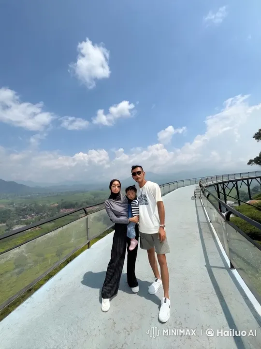 Family Performs Kungfu on Panoramic Walkway – AI Generated Video | Hailuo AI