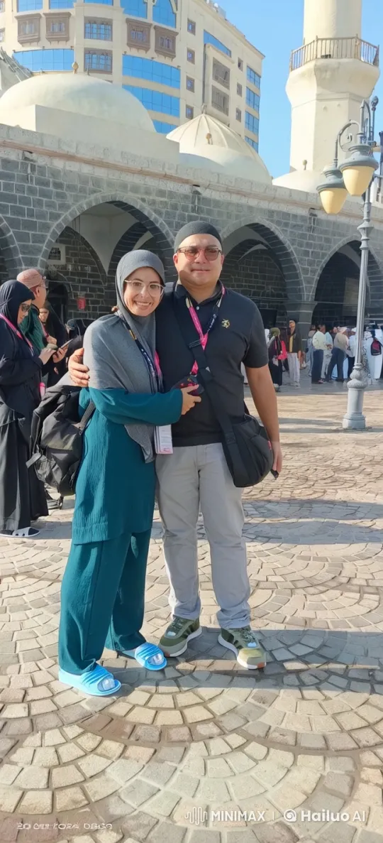 Couple Enjoying Sunny Moment at Historic Landmark – AI Generated Video | Hailuo AI