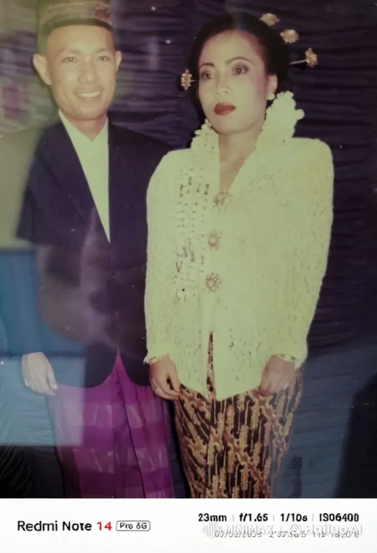 Traditional Indonesian Couple's Embrace at Celebration – AI Generated Video | Hailuo AI