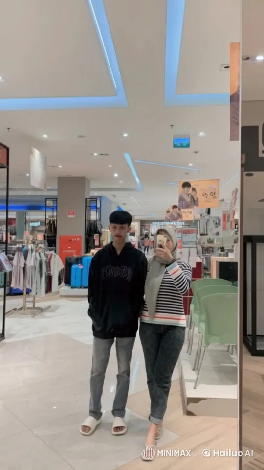 Martial Arts Performance in Shopping Mall Setting – AI Generated Video | Hailuo AI