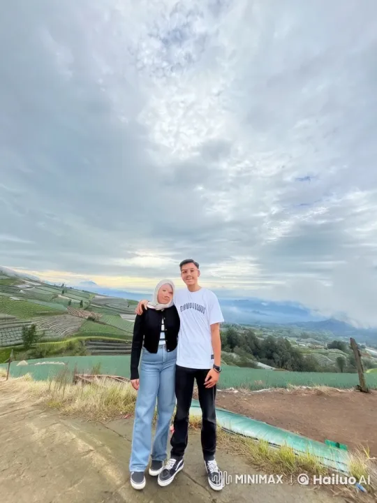Couple on Hillside: Kungfu Showcasing Amidst Nature – AI Generated Video | Hailuo AI