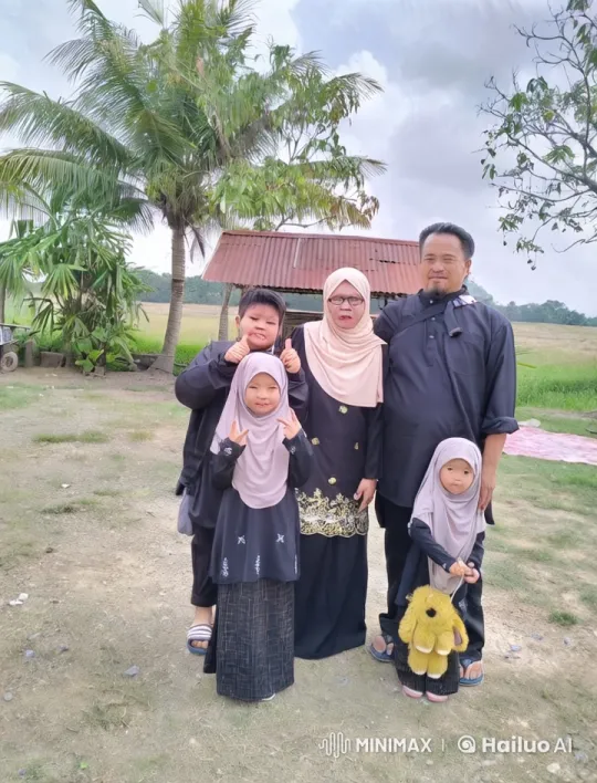 Family Demonstrates Skillful Kung Fu in Traditional Attire – AI Generated Video | Hailuo AI