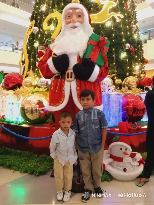 Boys Display Kung Fu Moves in Festive Shopping Mall – AI Generated Video | Hailuo AI