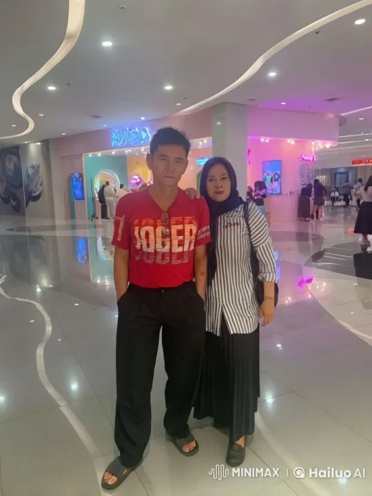 Kungfu Display in Bustling Shopping Mall – AI Generated Video | Hailuo AI