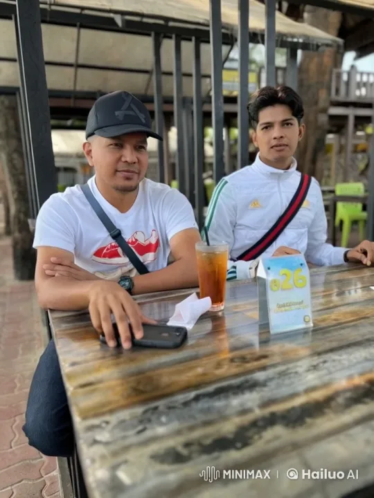 Outdoor Café: Friends Relaxing and Chatting – AI Generated Video | Hailuo AI