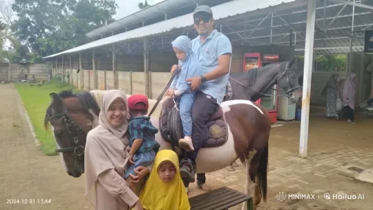 Family Enjoying Horse Riding at Facility – AI Generated Video | Hailuo AI