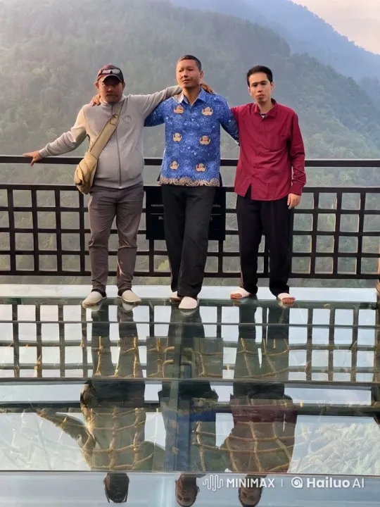Friends Engage in Playful Kung Fu on Glass Platform – AI Generated Video | Hailuo AI