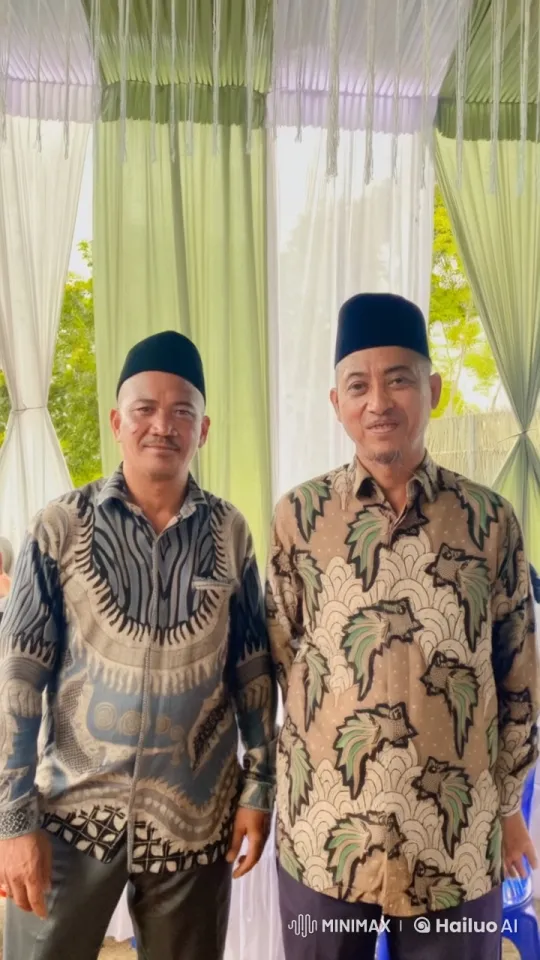 Traditional Batik Shirts: Dynamic Kung Fu Sparring Session – AI Generated Video | Hailuo AI