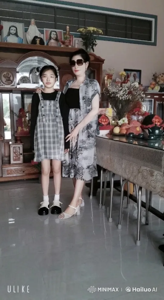 Traditional Living Room: Adult and Young Girl Demonstrate Martial Arts – AI Generated Video | Hailuo AI