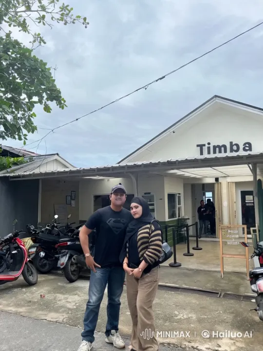 Couple Fights Dramatically Outside Timba Studio – AI Generated Video | Hailuo AI