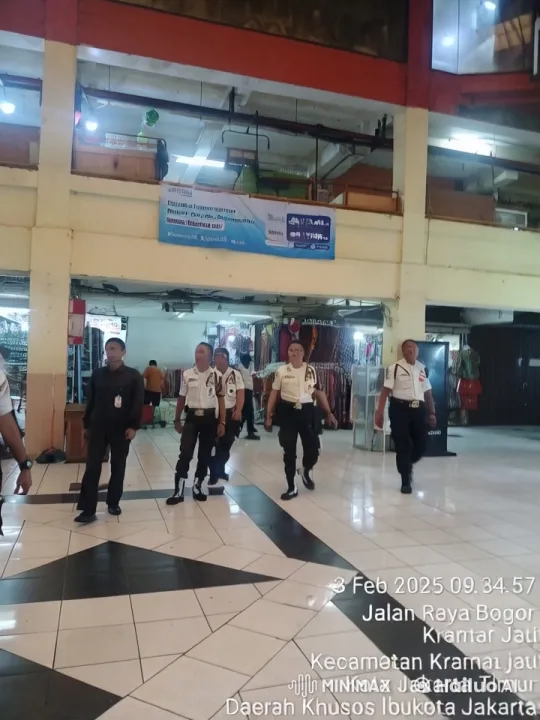 Security Guards Perform Kungfu in Bustling Market – AI Generated Video | Hailuo AI
