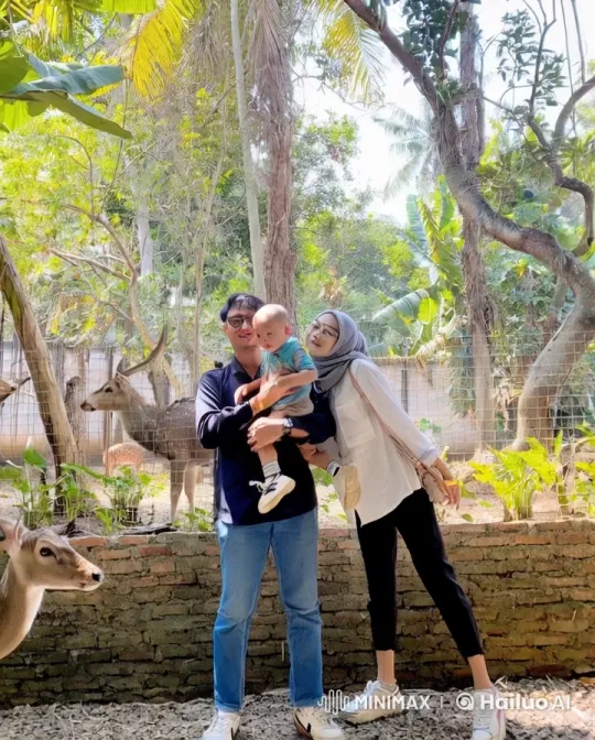 Family Demonstrates Kungfu in Peaceful Zoo Setting – AI Generated Video | Hailuo AI