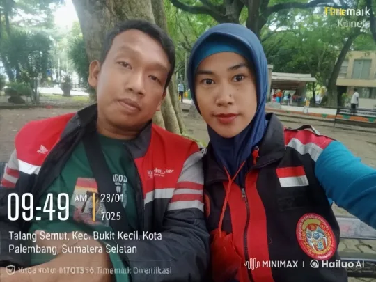 TikTok Video: Playful 'Fight' Scene in Talang Semut Park – AI Generated Video | Hailuo AI