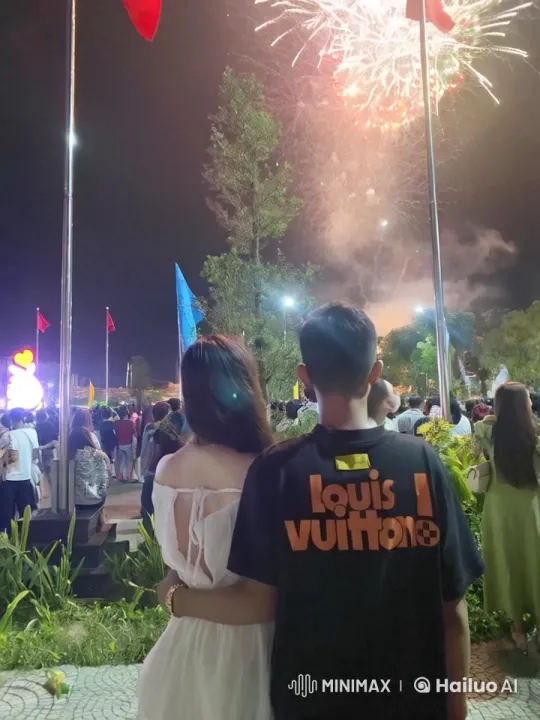 Couple in Love at Fireworks Celebration – AI Generated Video | Hailuo AI