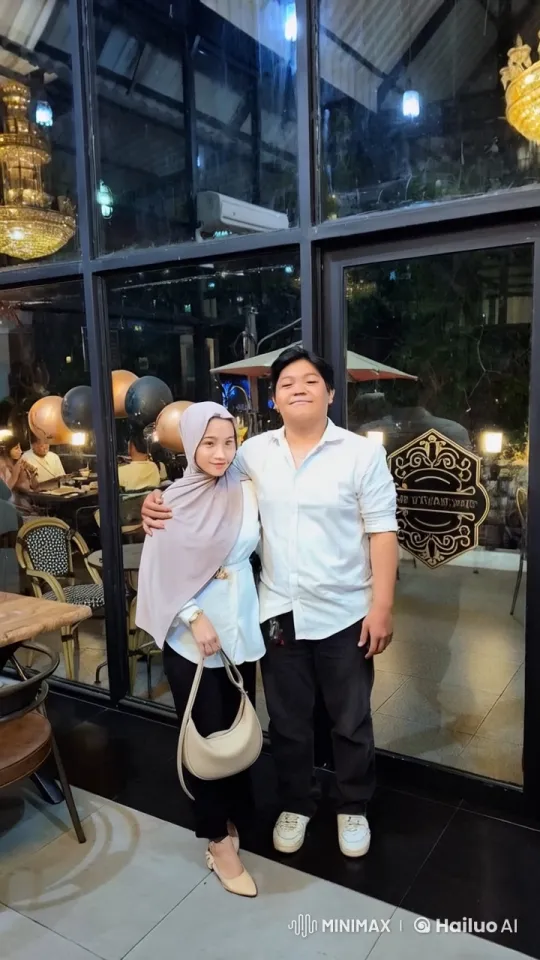 Couple Engages in Skilled Kung Fu Sparring in Restaurant – AI Generated Video | Hailuo AI