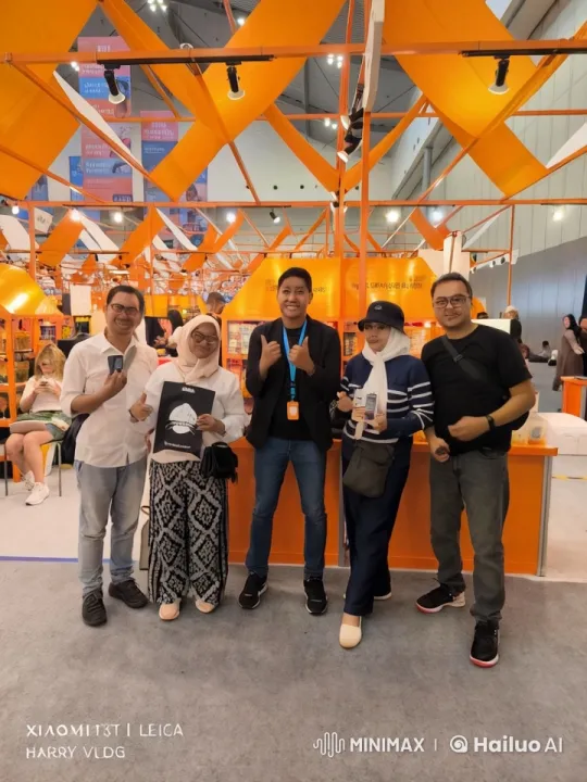 Diverse Group Performs Kungfu in Vibrant Exhibition Space – AI Generated Video | Hailuo AI