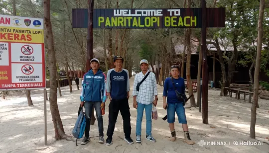 Friends Enjoy Playful Kungfu Fight at Panritalopi Beach – AI Generated Video | Hailuo AI