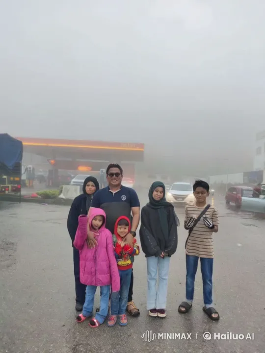 Misty Parking Lot: Intense Family Martial Arts Battle – AI Generated Video | Hailuo AI
