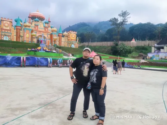 Couple at Amusement Park: Man Shows Kung Fu Skills – AI Generated Video | Hailuo AI