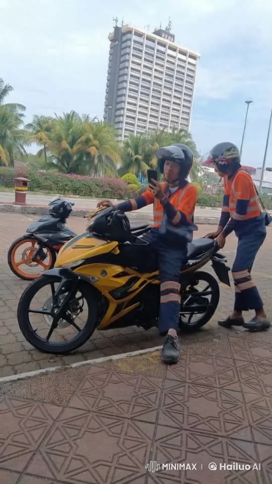 Kungfu Fight with Motorcycles in Cityscape – AI Generated Video | Hailuo AI