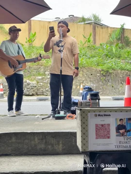 Guitarist-Kungfu Performer Showcases Martial Arts in Street Act – AI Generated Video | Hailuo AI
