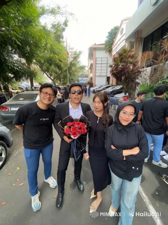 Kung Fu Performance Showcased in Busy Urban Setting – AI Generated Video | Hailuo AI